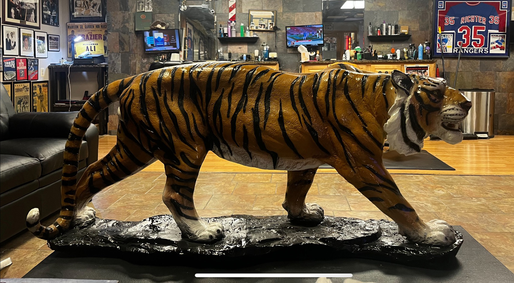 Tiger statue at Mike's Barbershop